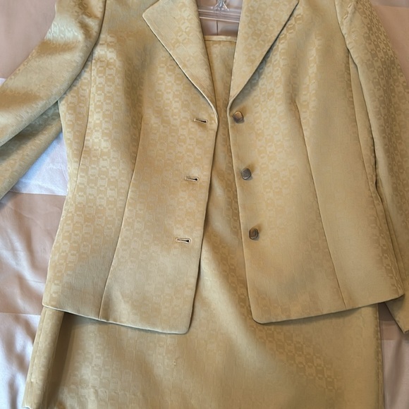 Suit - Picture 2 of 10